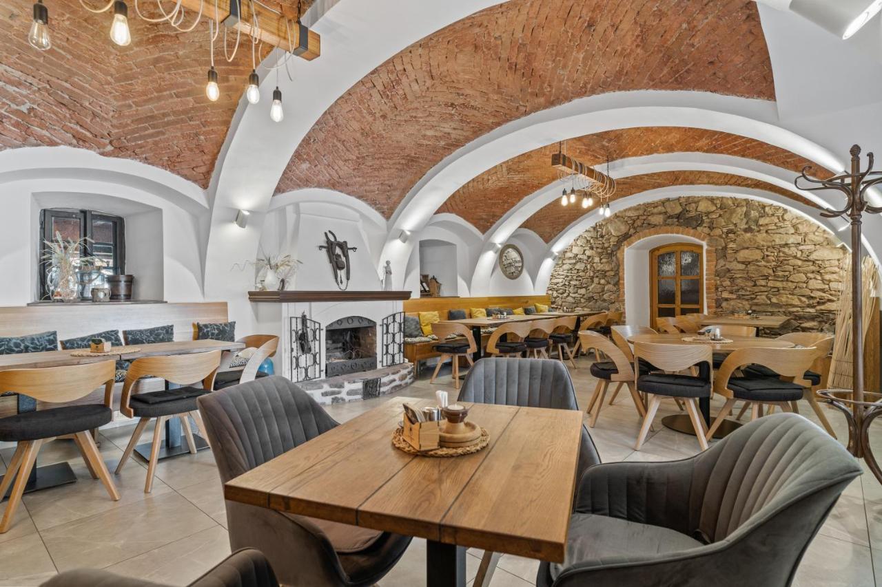 Pension A Restaurace Regina Větřní Exteriör bild