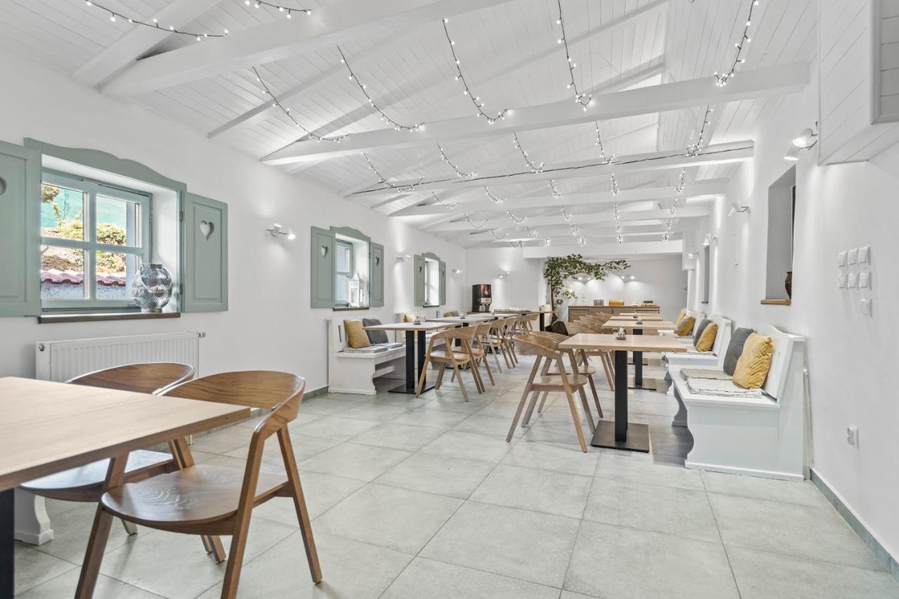 Pension A Restaurace Regina Větřní Exteriör bild
