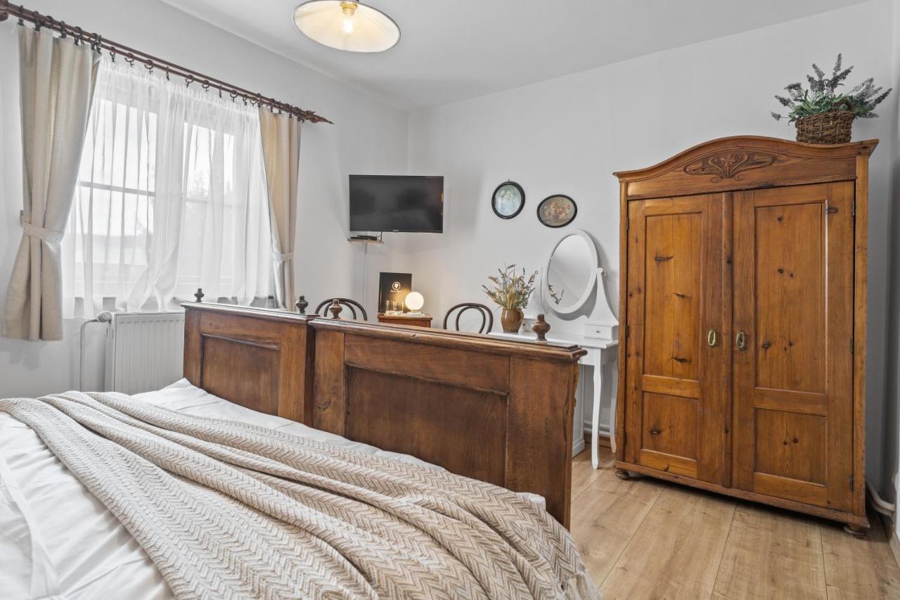 Pension A Restaurace Regina Větřní Exteriör bild